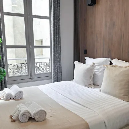 Unique Flat Near Louvre & Palais Royal Paris