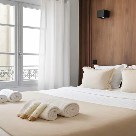 Louvre - Premium For 4 *